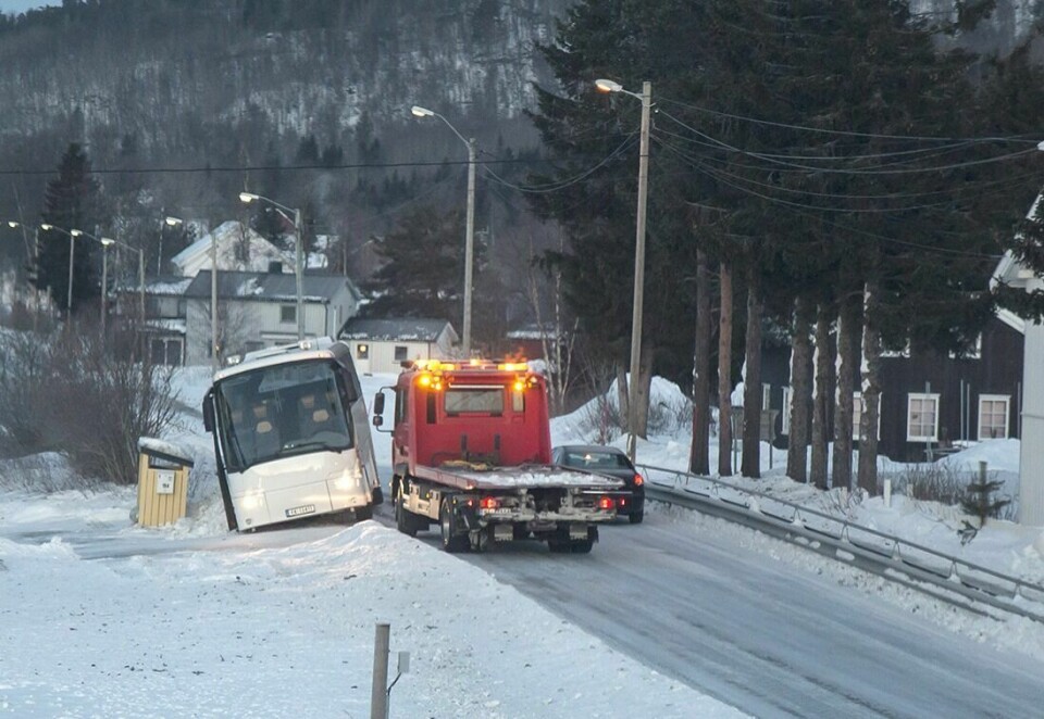 ULYKKEBELASTET: Tirsdag havnet en buss i grøfta på Vorhaug. Odd-Inge Larsen har god utsikt over veien fra sitt hjemmekontor, og kan fortelle at akkurat der kjører bilister av veien hver vinter. Foto: Odd-Inge Larsen