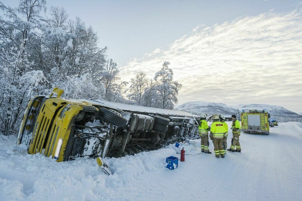 BRÅSTOPP: Ferden for denne estiske transporten fikk en ufrivillig stopp i Salangsdalen tirsdag. Foto: Terje Tverås