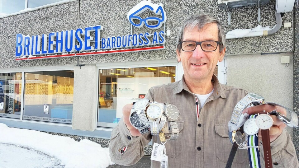 NYTT TILBUD: Optiker Jon-Steinar Olsen ved Brillehuset Bardufoss har klokkertro på at kundene vil sette pris på deres nye tilbud. Han håper at salg og reparasjoner av klokker lokalt kan bidra til å begrense handelslekkasjen til byene.