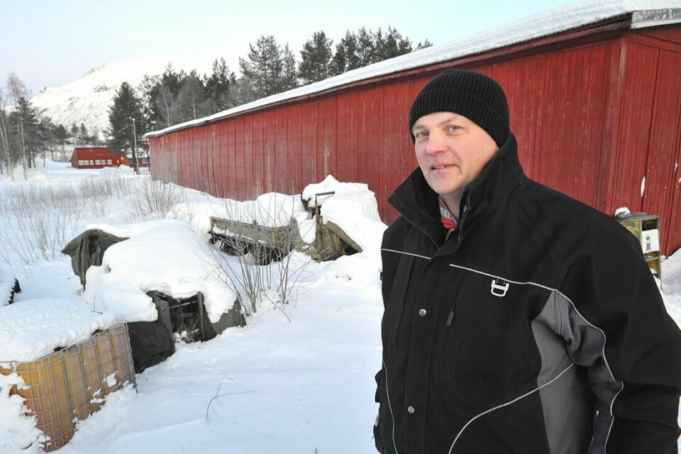 VERNEVERDIG BYGG: Musemsforvalter Kristian Moldenæs mener at Troms forsvarsmuseums «Halmbrakka» i bakgrunnen er et verneverdig bygg, og fortviler over at de ikke har penger til å reparere skadene den fikk i vinter. Som følge av skadene har veggen begynt å bule ut midt på langveggen. Foto: Terje Tverås (Arkivfoto)