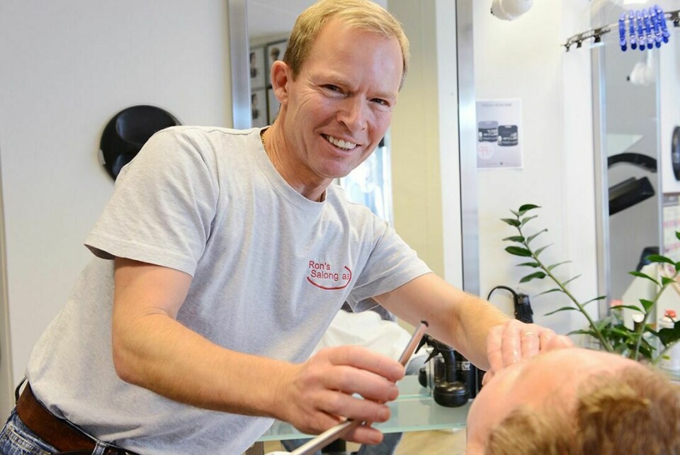 BAREREREN I BARDU: Frisør Ron Saleming er også barberer. Nå har han fått på plass barberstol i salongen sin på Setermoen og tilbyr god gammeldags barbering. Foto: Knut Solnes