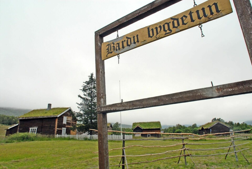 SKRØPELIG: Fjøsen på Bardu bygdetun i Salangsdalen, som Midt-Troms museum har ansvaret for, forfaller. Det bekymrer Toralf Heimdal. (Arkivfoto: Terje Tverås)