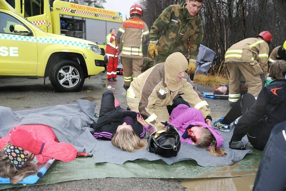 KATASTROFEØVELSE: Tirsdag ble det avholdt katastrofeøvelse i Øverbygd, hvor det tenkte scenarioet var ei trafikkulykke hvor en buss med skoleelever var involvert. Foto: Andrea Sofie Nilssen