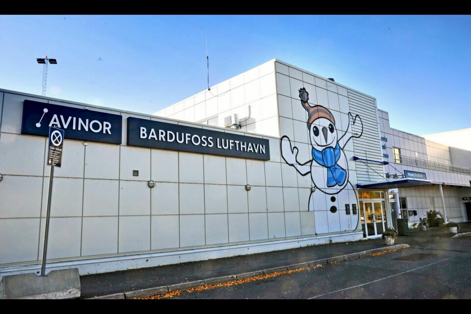 BLIR MODERNISERT: Bardufoss lufthavn er en av 24 flyplasser som i løpet av høsten skal få det nye parkeringssystemet til Avinor. Da blir alle biler som kjører inn på parkeringsplassen ved lufthavna, automatisk registrert.