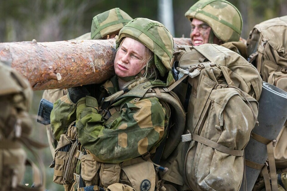 ENDRER KRAV: Hæren har senket de fysiske kravene til testen «Godkjent hærsoldat», men avviser at det har å gjøre med et ønske om å rekruttere flere kvinner. Foto: Henrik Røyne/Forsvaret