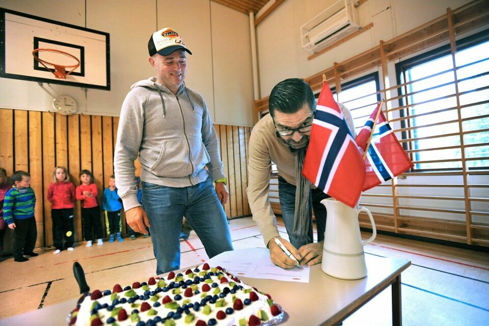 OFFISIELT: Gunnar Eriksen i Målselv IL (t.v.) og rådmann Hogne Eidissen signerte samarbeidskontrakten om klatreveggen under alles påsyn.
