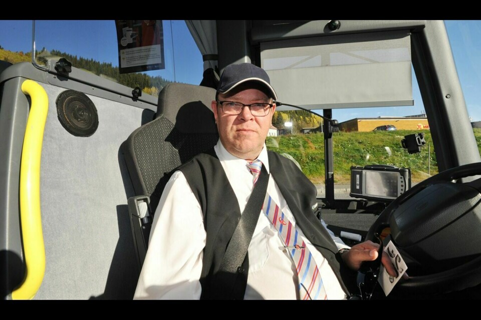 VIKTIG: Bussjåfør Gunnar Nakken synes det er bra at Statens vegvesen kontrollerer setebeltebruken blant busspassasjerene.