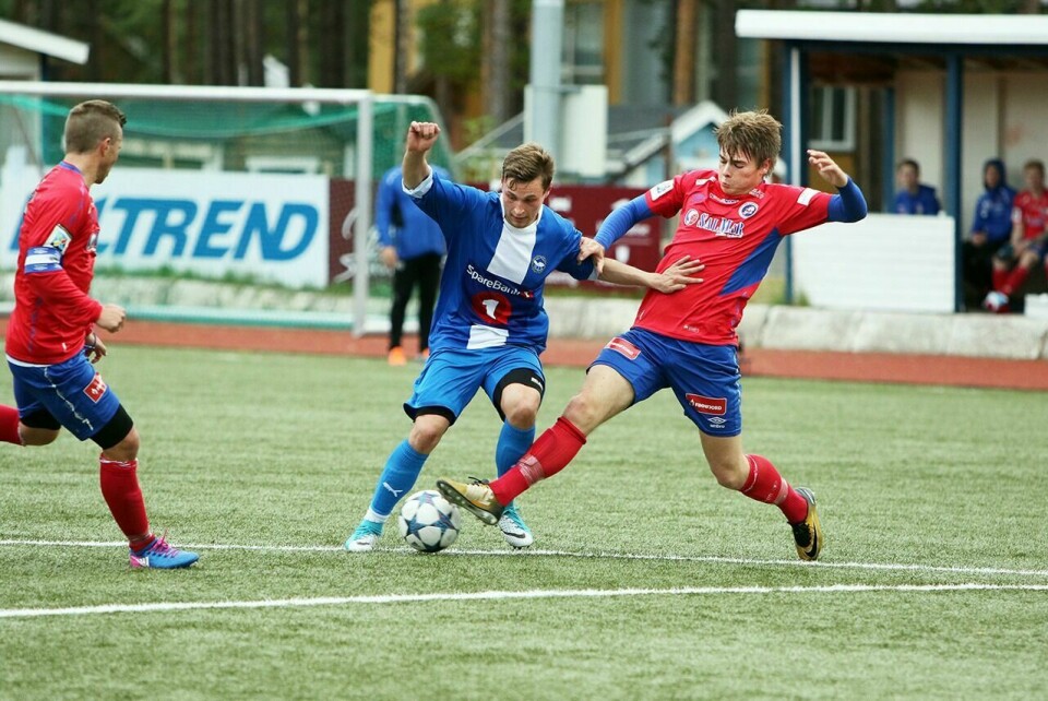 STORSPILL: Erlend Fossbakk Lian (t.h.) har storspilt for FK Senja i høst. Her i kamp med andrelaget mot Simon Øverås og Nordkjosbotn tidligere i høst. Foto: Ivar Løvland
