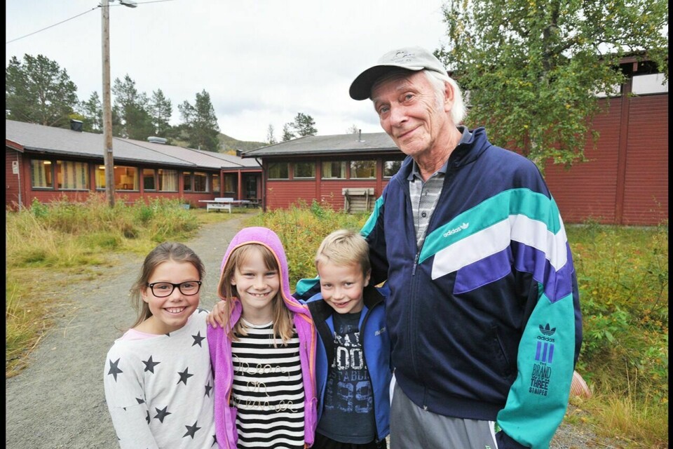 NYTILSATT: Håkon Hellandsjø berømmet utemiljøet ved Nedre Bardu skole hvor elevene kan utfolde seg fysisk i naturen. Foto: Terje Tverås