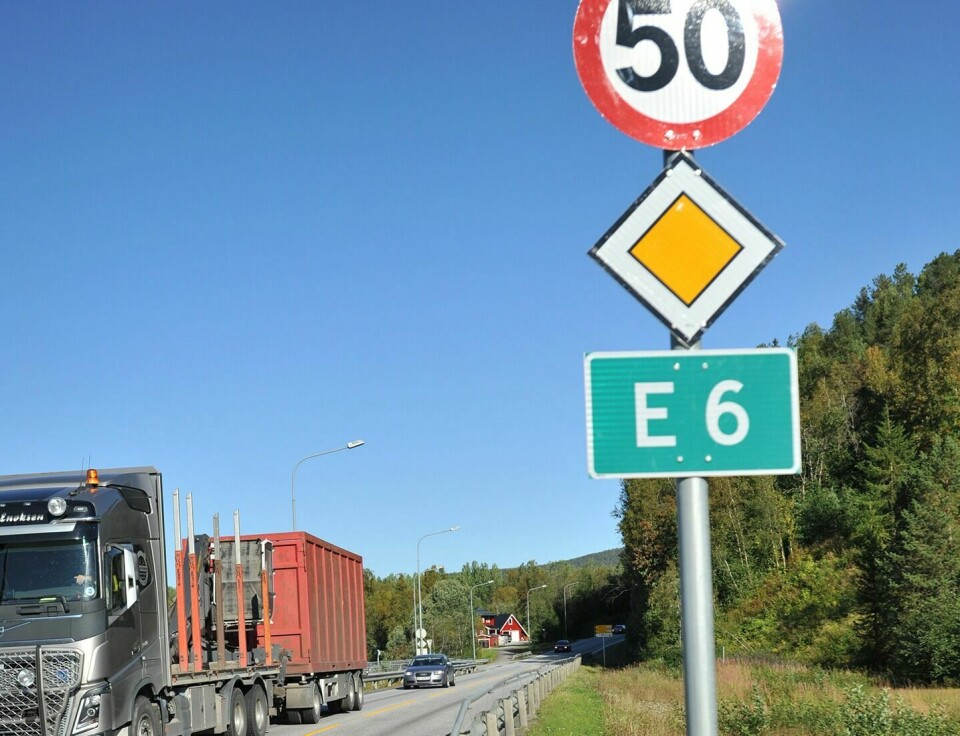 MÅ BREMSE NED: Nå må trafikanter på E6 forbi Olsborg slakke ned til 50 km/t i god tid før de kommer til Olsborgkrysset. Foto: Malin C. S. Myrbakken