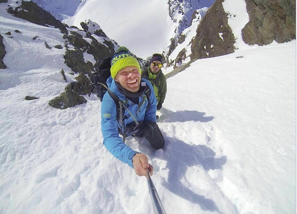 31 IGJEN: Kent-Hugo Norheim har 31 fjelltopper igjen å bestige før han når målet sitt om å bestige alle toppene over 1000 meter i Troms. Her er han (fremst) sammen med Arne Davidsen på Store Lakselvtinden. Foto: Privat