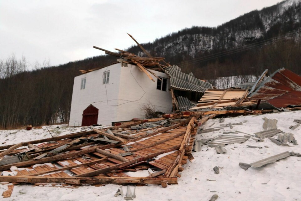 ØDELAGT: Det eldre fjøset er fullstendig ødelagt etter uværet som rammet Troms på torsdag. Foto: Ivar Løvland