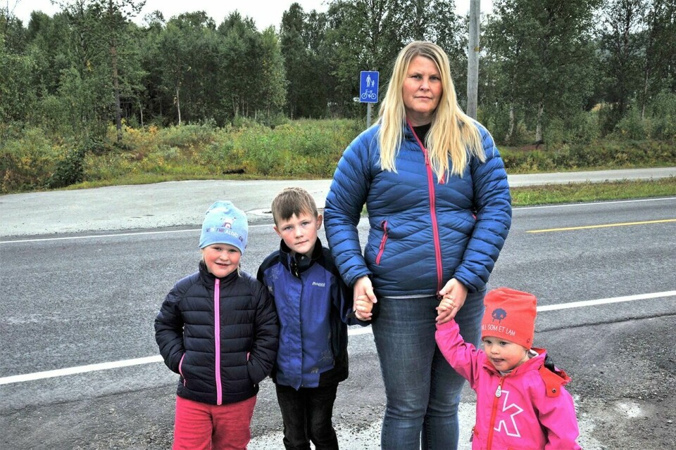 FRYKTER ULYKKER: Cathrine Edvardsen er redd for barna sine ved sykkelovergangen mellom Tømmerelv og Sagelv i Balsfjord. Her med barna Håkon (6), Marika (4) og Viktoria (2). Foto: Sol Gabrielle Larsen