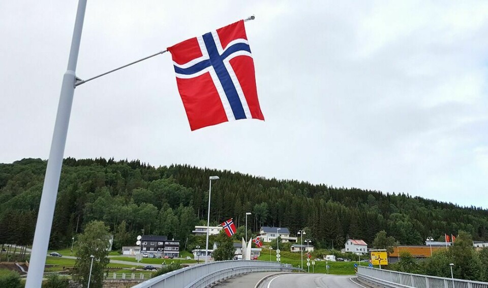 HENGER FORTSATT: Fire dager etter at ordføreren lovte å få ned flaggene etter Arctic Race så raskt som mulig, hang de fortsatt oppe. Foto: Morten Kasbergsen