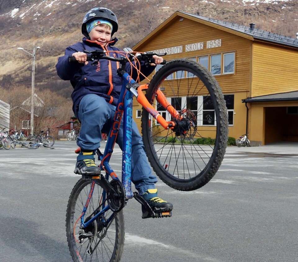 PÅ ETT HJUL: Samuel Johansen Keinovuopio er en kløpper på sykkelsetet. Det sender han nå til Oslo for å konkurrere. Foto: Ivar Løvland