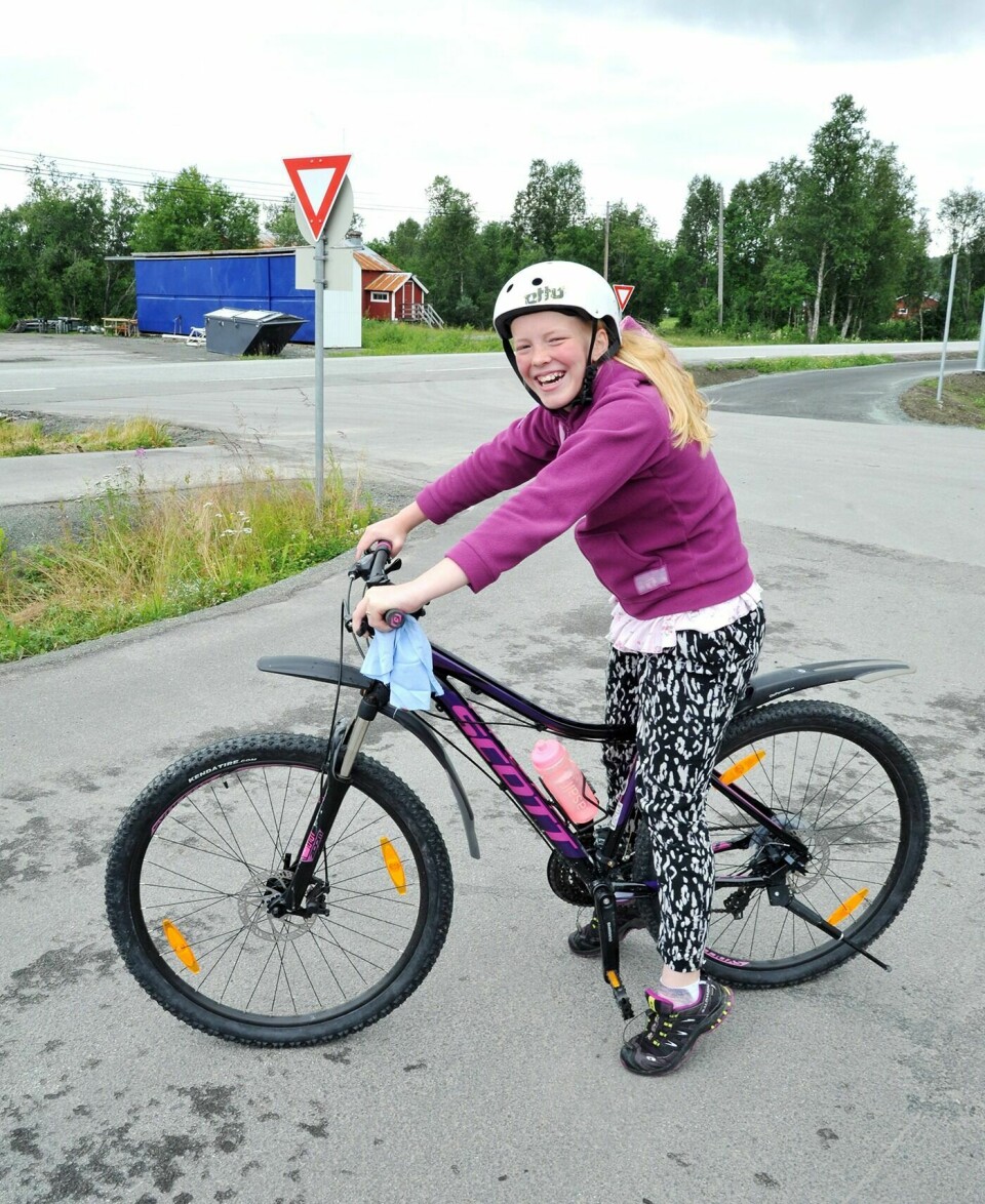 GLEDER SEG: Marie Nordli (11) liker å sykle. Hun håper Dag Otto Lauritzen stopper for en prat når han suser forbi før syklistene under løpet neste uke.