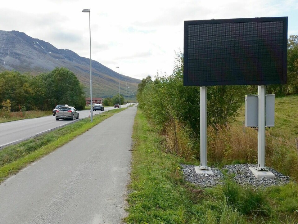 VED STENGT VEG: Et elektronisk skilt skal varsle trafikantene om vegen mellom Nordkjosbotn og Tromsø blir stengt. Foto: Ivar Løvland