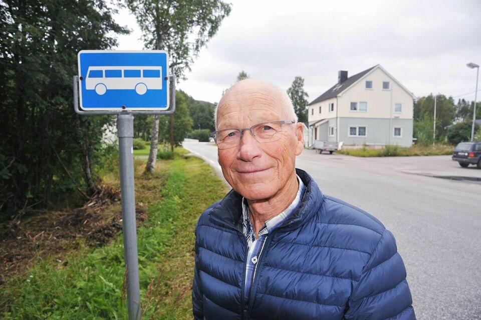 KREVER NY BUSSLOMME: Øystein Rismo fra Olsborg ventet én time på Tromsø-bussen tirsdag, men forgjeves. Rute 100 har nemlig sluttet å kjøre innom Olsborg. – Nå må det komme ei busslomme på E6 ved Olsborg, sier han. Foto: MORTEN KASBERGSEN