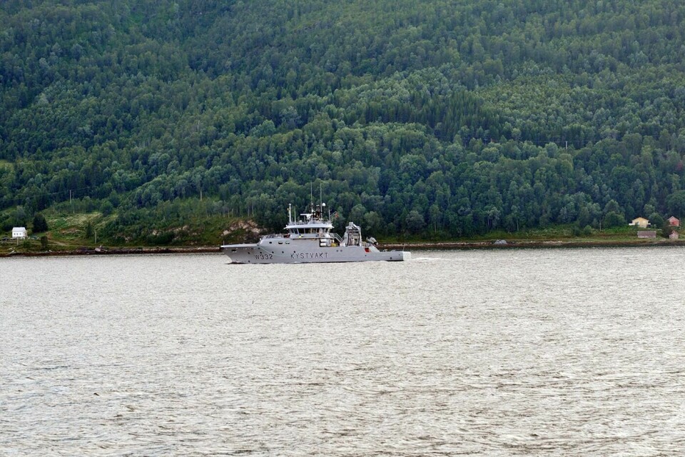 MODERSKIP: Kystvaktskipet «Heimdal» seilte inn Målselvfjorden og ankret opp et lite stykke unna den grunnstøtte patruljebåten.