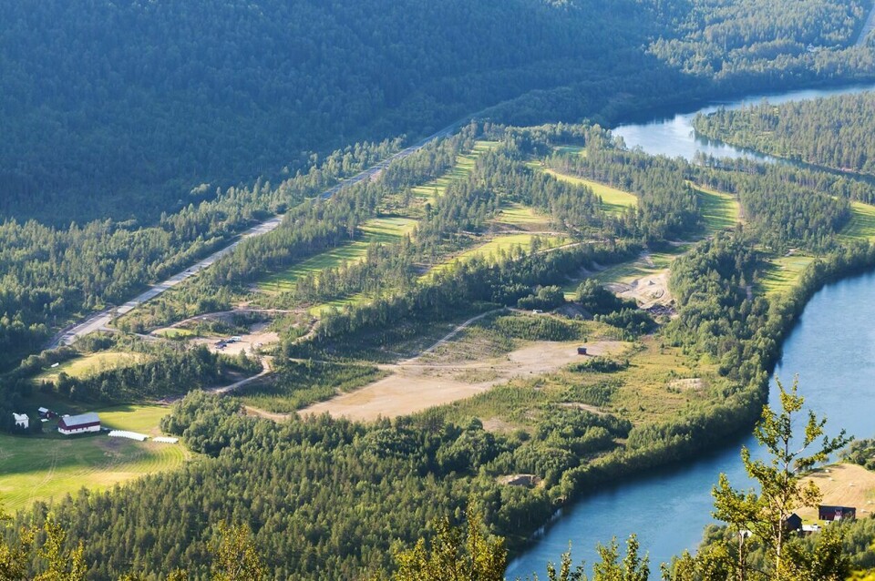 FINNKROKEN: Golfparken i Nedre Bardu. Finnkroken gård til venstre. Foto: Terje Tverås (Arkivfoto)
