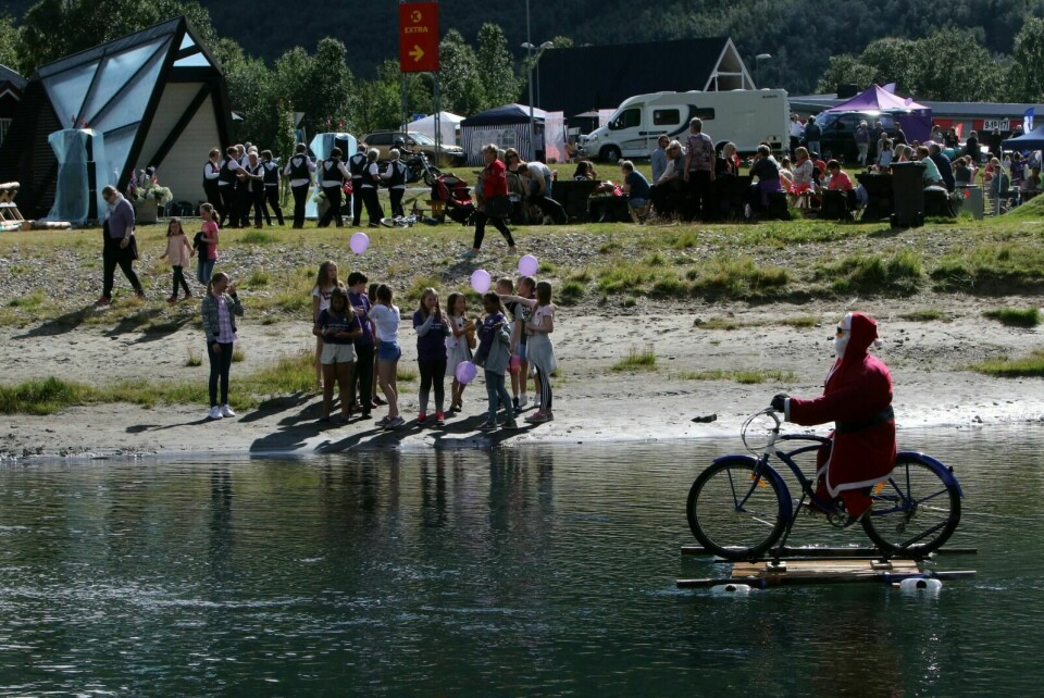 GOD START: Dagen startet fint, og selv nissen koste seg på sin sykkel ute på en flåte i Nordkjoselva. Foto: Ivar Løvland