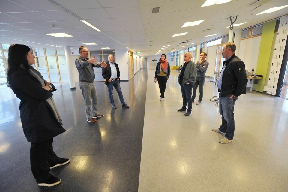 BEFARING: Rådmann Håvard Gangsås (til venstre) viser formannskapet rundt i Veksthuset. Denne hallen i andre etasje skal deles inn i undervisningsrom. Foto: Terje Tverås