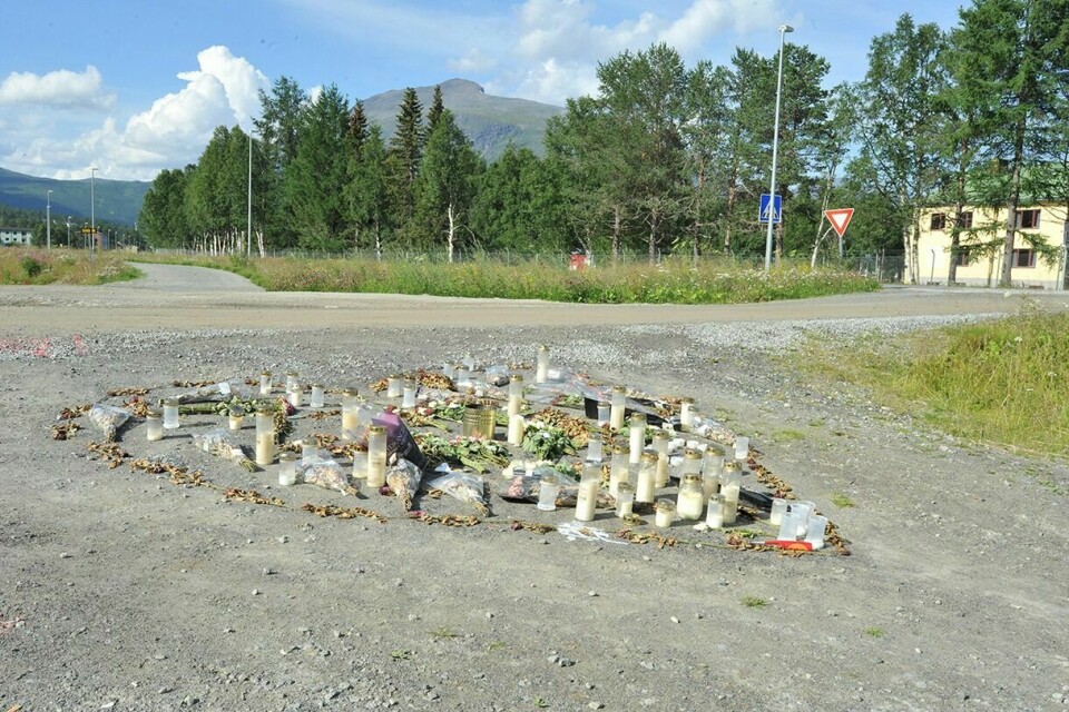 MINTES THOMAS: Ulykkesstedet på Setermoen var pyntet med blomster og lys. Foto: Toril F. Ingvaldsen