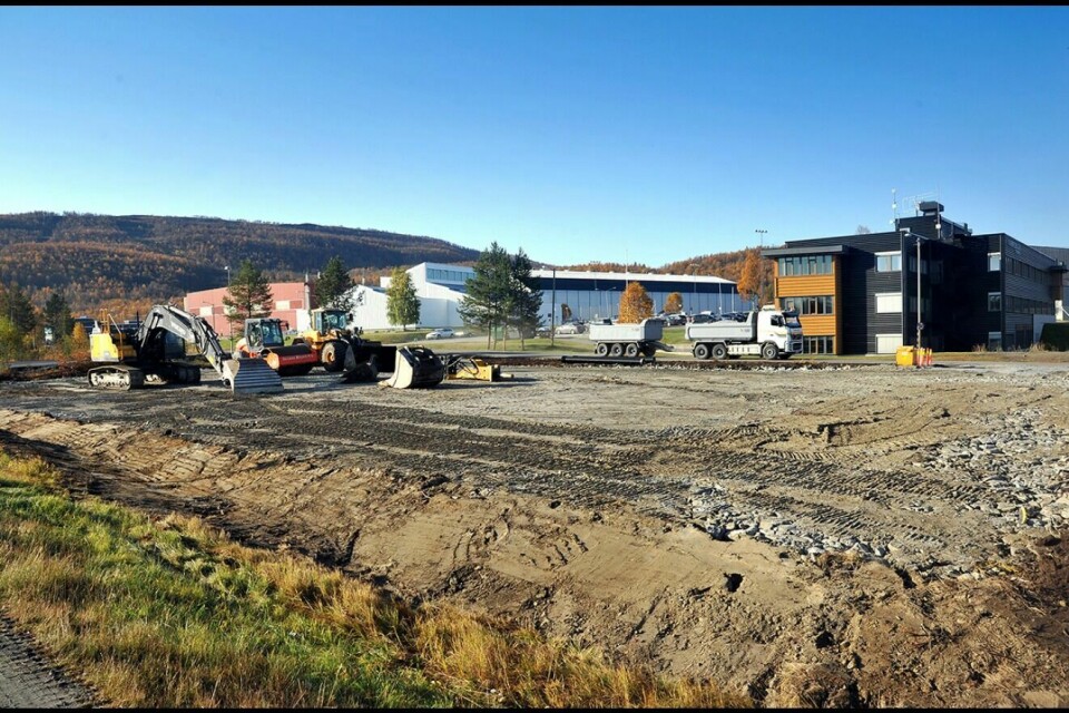 FØRSTE BYGGETRINN: Arbeidet med å etablere et 50-talls parkeringsplasser til Bardufoss videregående skole på Rustahøgda er nå i sluttfasen. I første omgang blir ikke parkeringsarealet asfaltert. Foto: MORTEN KASBERGSEN