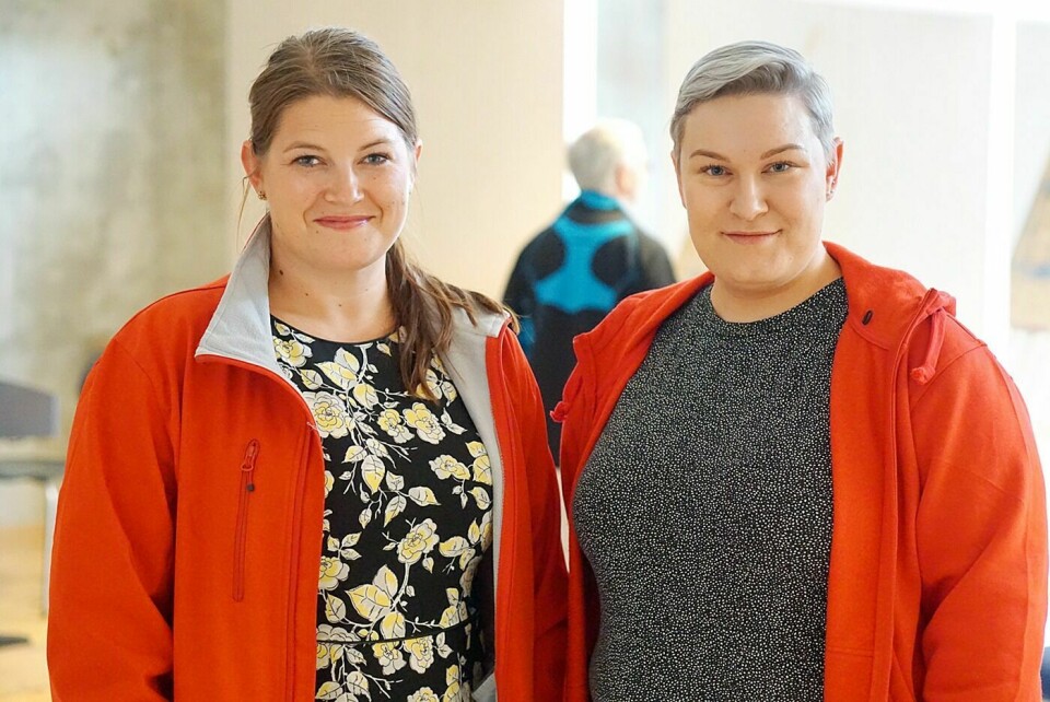 BESØKTE BARDU: Stortingskandidatene Cecilie Myrseth (t.v.) og Eirin Kjær fra Arbeiderpartiet satt igjen medsterke inntrykk etter å ha snakket med to pasienter på Viken senter mandag. Foto: MARTA HOFSØY