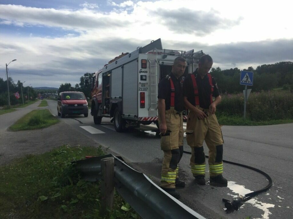 PÅ STEDET: Nødetatene rykket ut etter at en moped kjørte inn i en bil på Storsteinnes fredag ettermiddag Foto: Sol Gabrielle Larsen