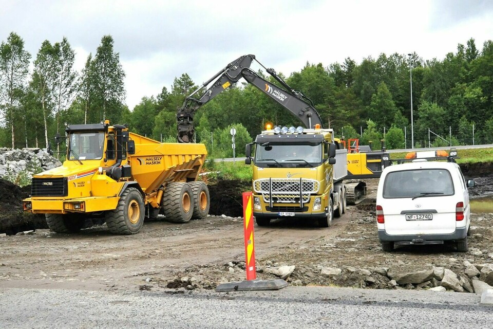 MÅLSELV: Arbeidet med å lage ei midlertidig kryssløsning på Rustahøgda er påbegynt. Krysset skal være ferdig til skolestart.