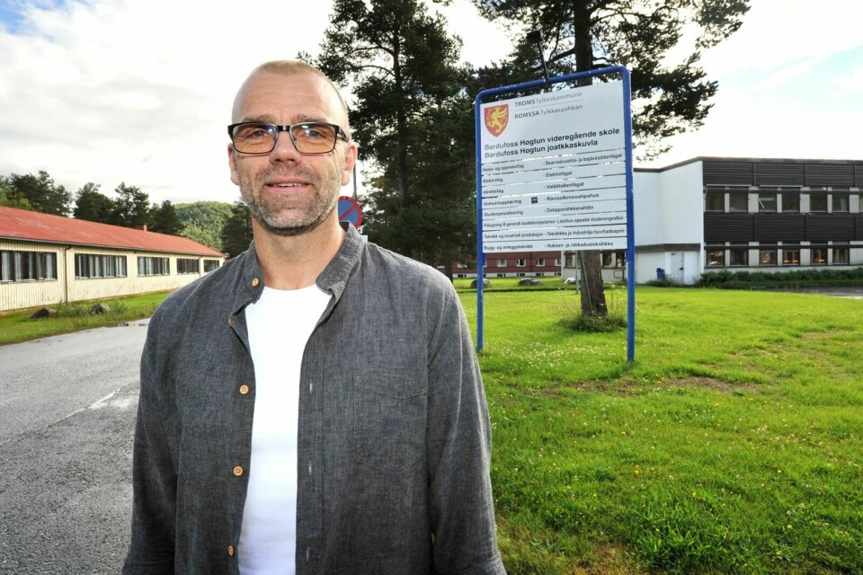 POSITIV: Rektor Michael Erstad er positiv til det nye skoleåret på Bardufoss videregående skole. Han har tro på at de skal få en god start selv om de ikke vet når de kan flytte inn på nyskolen.