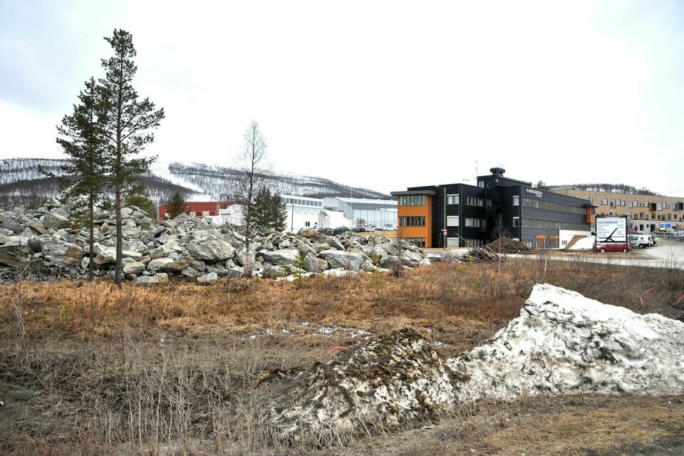 NY PARKERINGSPLASS: Dette området leier kommunen nå ut til Troms fylkeskommune. Den skal oppgradere det til å bli en parkeringsplass for nyskolen på Rustahøgda. (Arkivfoto: Morten Kasbergsen)
