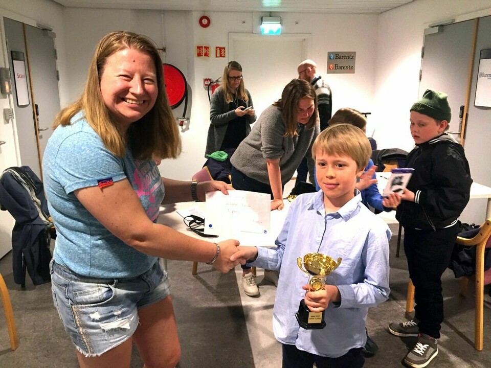 GRATULASJONER: Vidar Bjørnås fikk gratulasjoner fra turneringsleder Anniken Vestby fra Tromsø sjakklubb. Foto: Privat