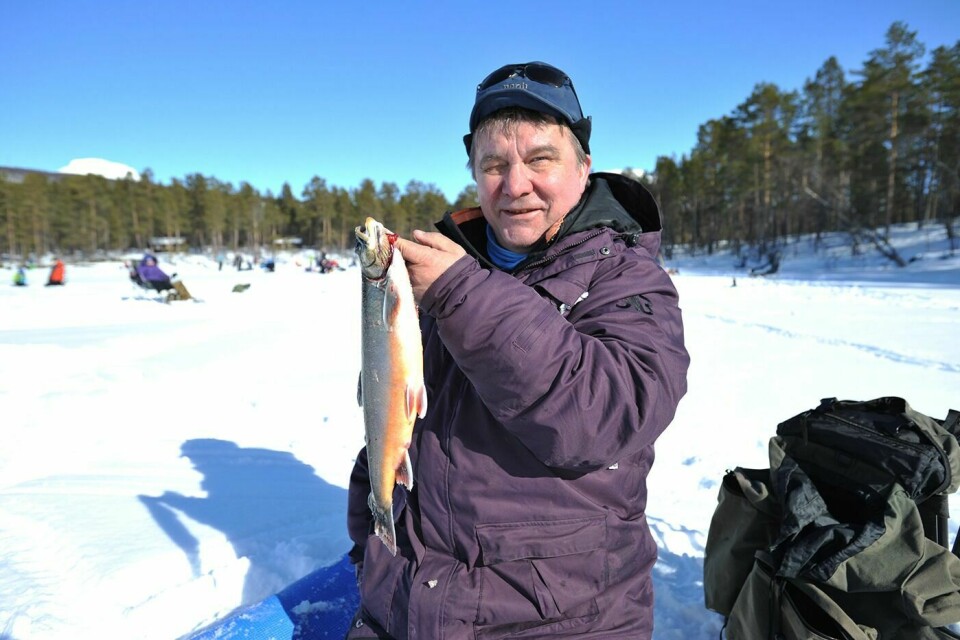 HOVEDVINNER: Knut Johan Georgsen fikk den største fisken av alle, på 830 gram. Det førte til 12 000 kroner ekstra å rutte med i påska.