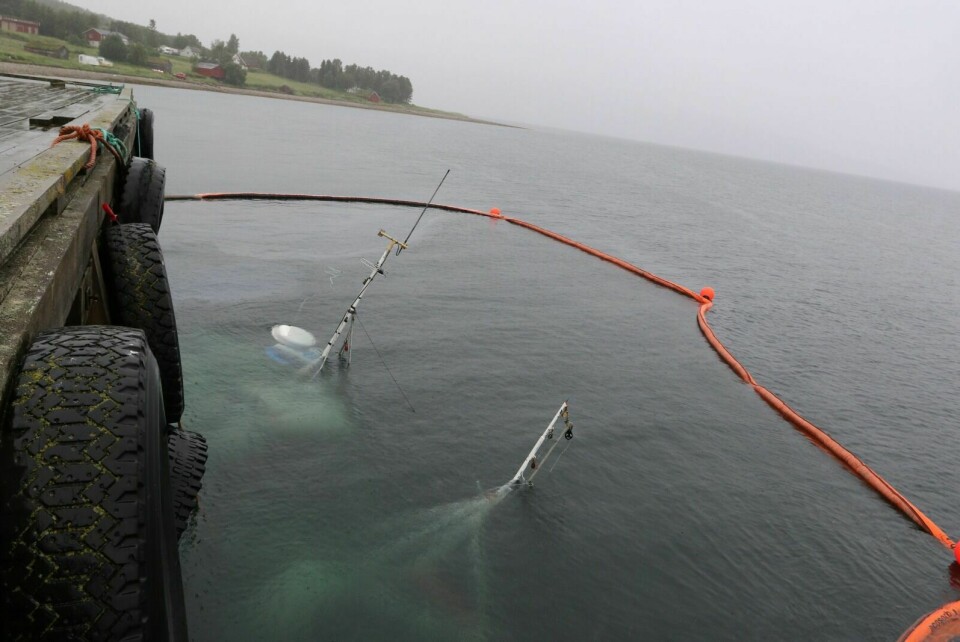 PÅ BUNNEN: Tresjarken sank natt til lørdag ved kaia på Seljelvnes. Foto: Ivar Løvland