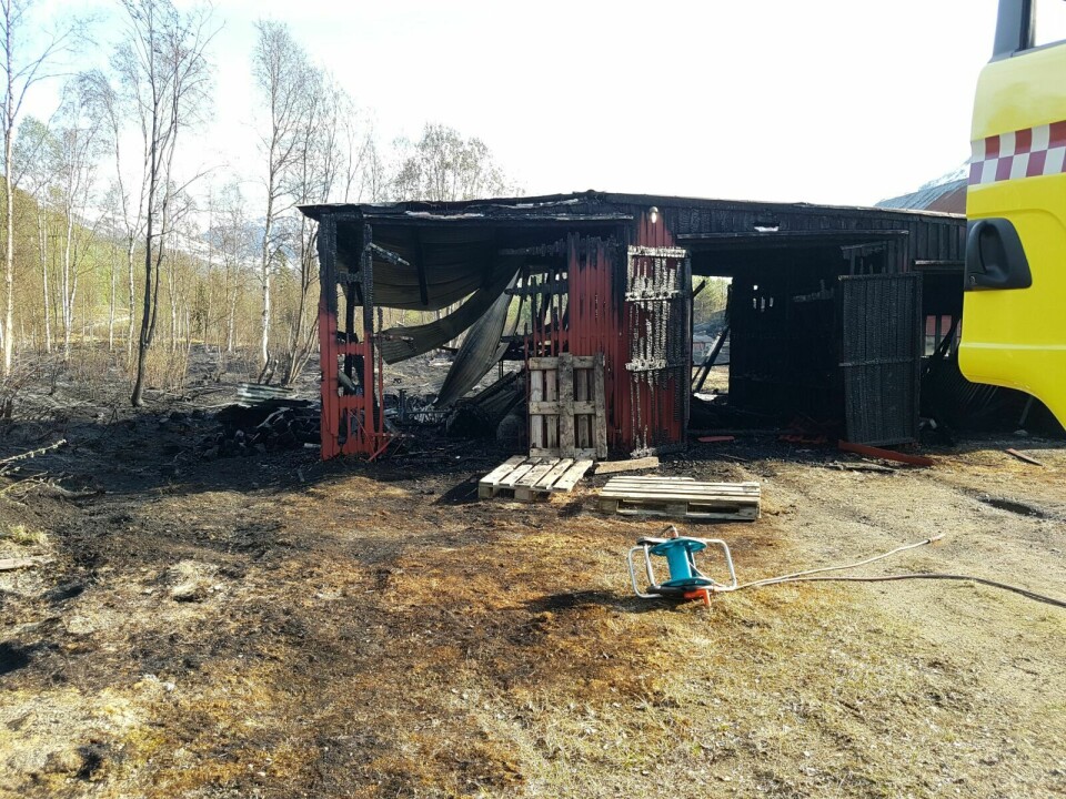 TOTALSKADET: Garasjen ved Fjellstad ble totalskadet av brannen som spredte seg til et område på 300 meters omkrets. Foto: Malin C. S. Myrbakken