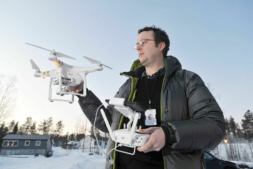 FÅR FLY I MAUKEN-BLÅTIND: Etter rundt ett år med dialog, har Norut nå fått tillatelse til å fly droner i Mauken-Blåtind skytefelt. Bildet viser prosjektleder Tore Riise i Norut, og er tatt ved en tidligere anledning. (Arkivfoto: Terje Tverås)