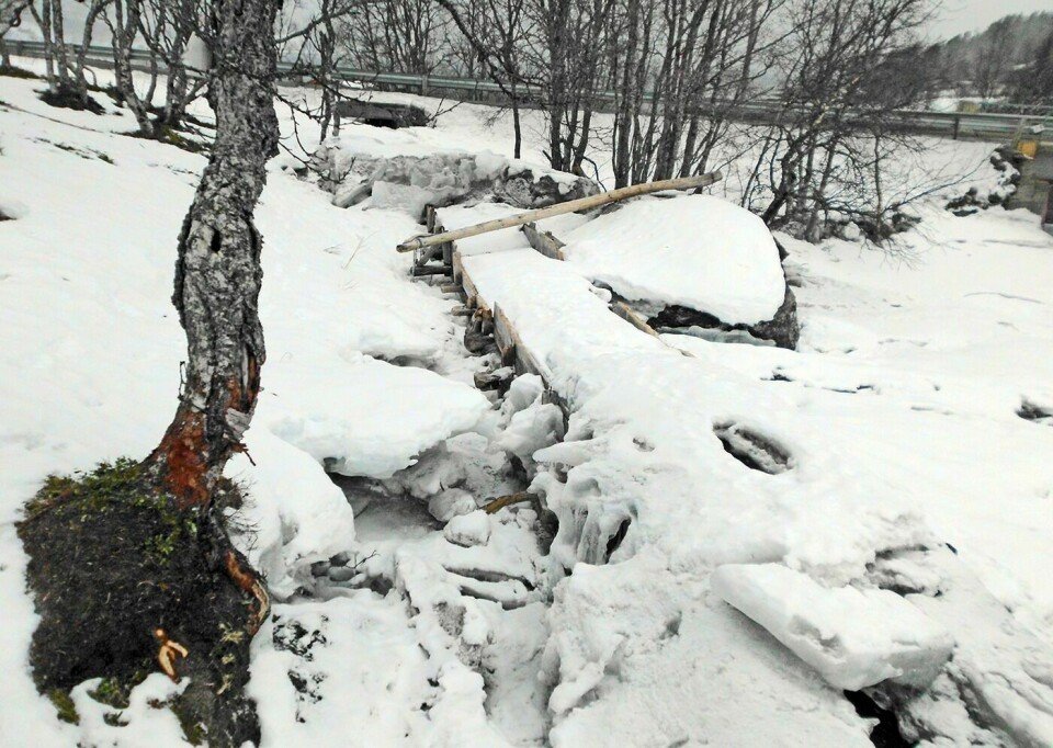 ØDELAGT VASSRENNE: Is som har stevlet opp, har ødelagt vassrenna på Aursfjordsaga. Nå må hele renne restaureres før saga igjen kan tas i bruk. Foto: Tormod Bomstad