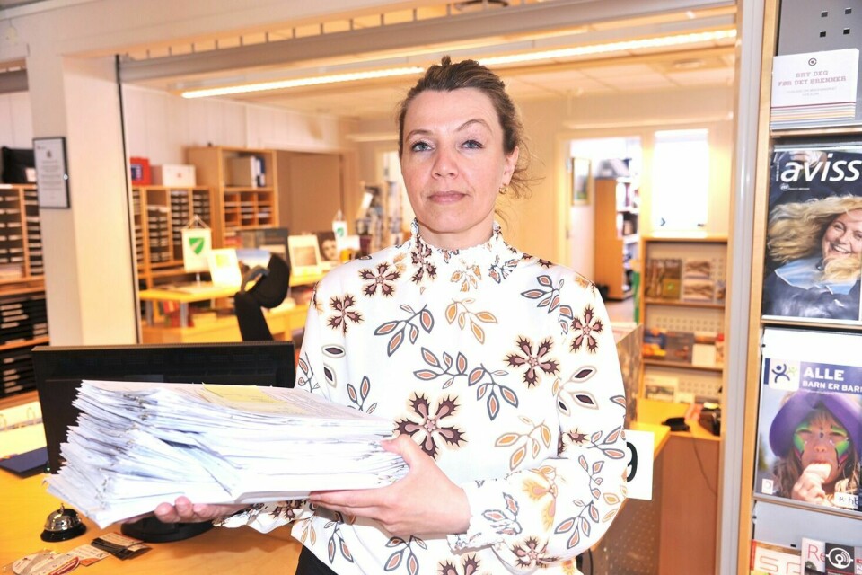 MANGE KLAGER: Sekretær Susanne Knoph i serviceavdelinga i Målselv kommune med om lag 300 av de mottatte klagene på eiendomsskatten. Totalt fikk kommunen inn over 900 klager. Foto: MORTEN KASBERGSEN