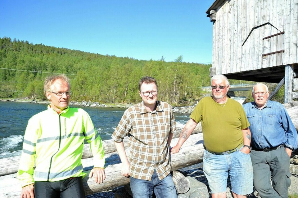 FORTVILTE: Tor Bergum, Bjørn Toldnes, Svein Pedersen og Arne Pedersen ønsker at Midt-Troms museum gjør noe for å bedre standarden på Aursfjordsaga, helst med det samme. Foto: Sol Gabrielle Larsen