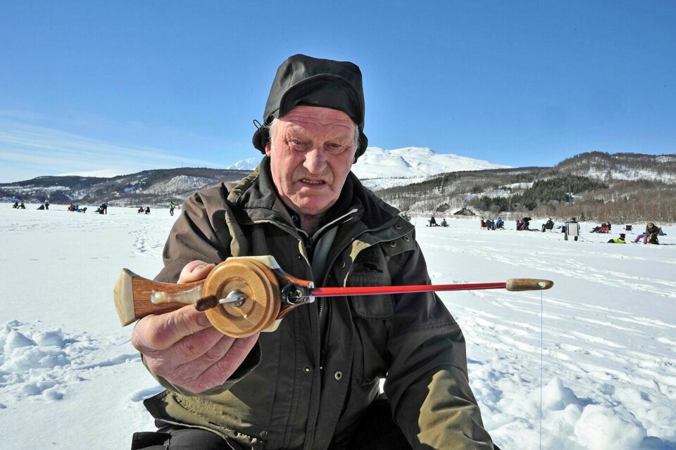 TESTET BURSDAGSGAVEN: Henry Andersen (71) deltok for første gang på isfiske på Sagelvvatn. Her fikk dyrøyvøringen, som er bosatt på Setermoen, testet den heimlaga pilkestikka han fikk i 70-årsgave fra sin gode nabo, Svein Waade.