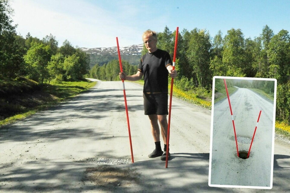 FRYKTER ULYKKE: Odd Bergum frykter at hullene i fylkesvei 283 kan føre til ulykker. På det innfelte bildet går veistikkene et godt stykke ned i veien før de treffer fast grunn på stikkrenna. (Innfelt foto: privat) Foto: Truls-Einar Johnsen