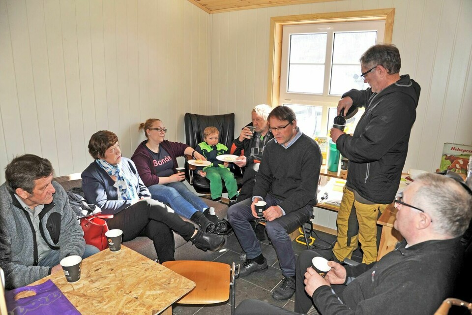 FJØSLUNSJ: Lokalpolitikere fra samtlige politiske parti i Balsfjord, utenom fra Høyre og Frp, møtte opp da Bondelaget inviterte til fjøslunsj der landbrukets framtid stod på agendaen.