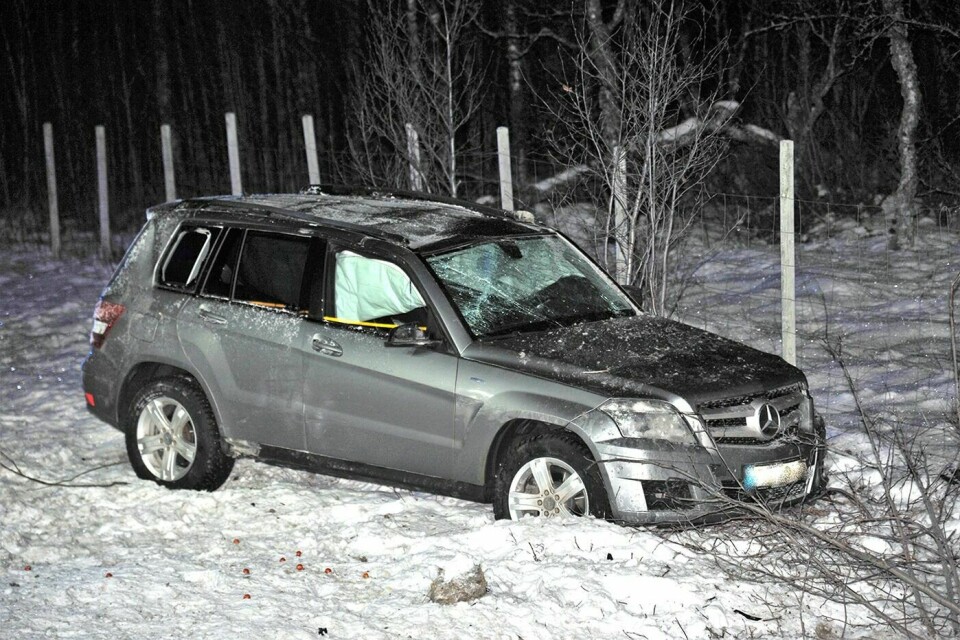HELL I UHELL: Ut fra spor i snøen har bilen kjørt utafor før den havnet i stikkrenna der bilen har gjort et rundkast før den igjen havnet på alle fire hjulene.