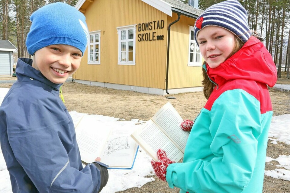 LEST MEST: Klassekontaktene Rakel Bråten Hansen og Jonathan Vågsbø Deilet har lest 5000 sider til sammen. Mange av dem i gamle Bomstad skole som står renovert inne på skoleområdet.