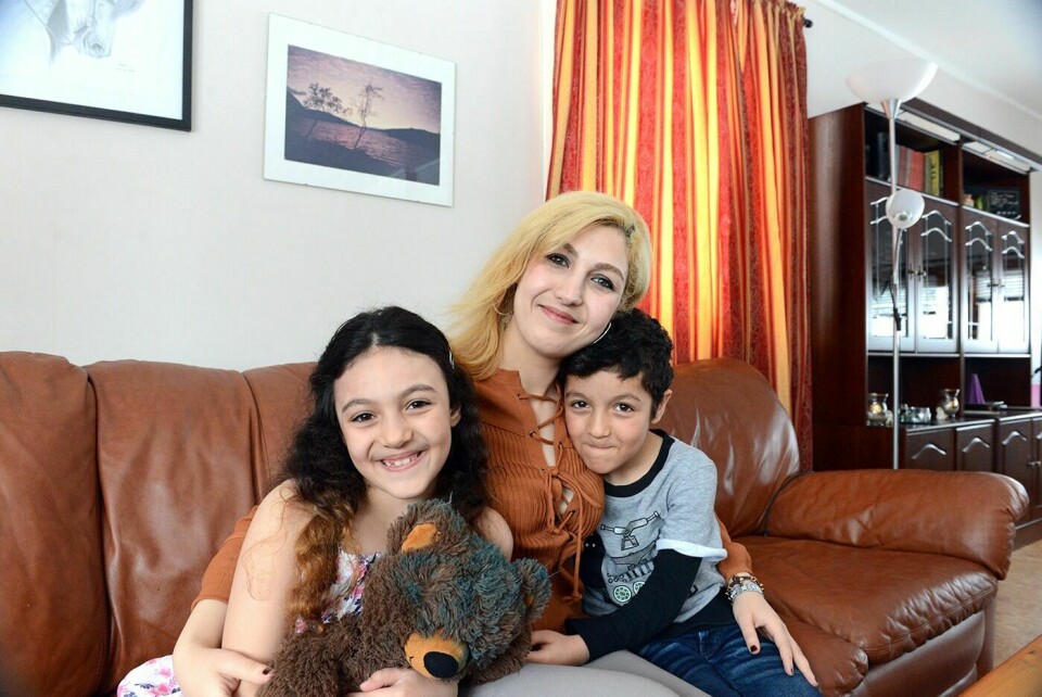 SØKTE NØDHAVN: Familien søkte en trygg havn og fant det. Her er Aliya med sine to barn Widad og Altaieb.