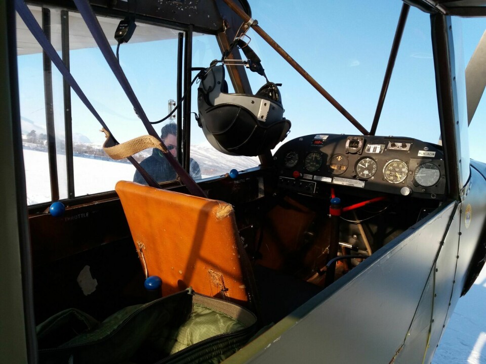 PLASS TIL TO: Det er mange som vil sitte i cockpiten på det 64 år gamle militærflyet; Cub-en er ifølge Fossland spesielt artig å fly og har derfor stor tilhengerskare i flymiljøet.