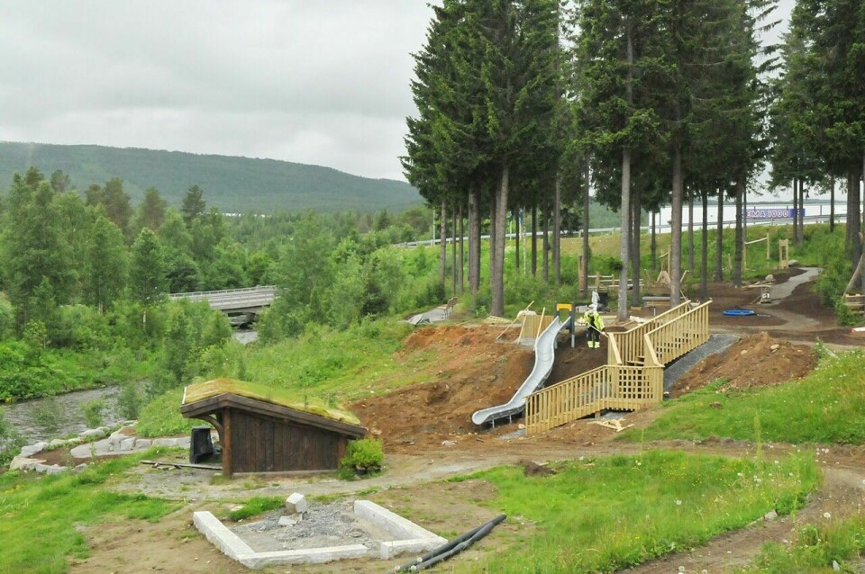 FERDIGSTILLES: Arbeidet med parken i Andselv er inne i sluttfasen. Om ikke lenge er lekeplassen klar til bruk. Foto: Truls-Einar Johnsen