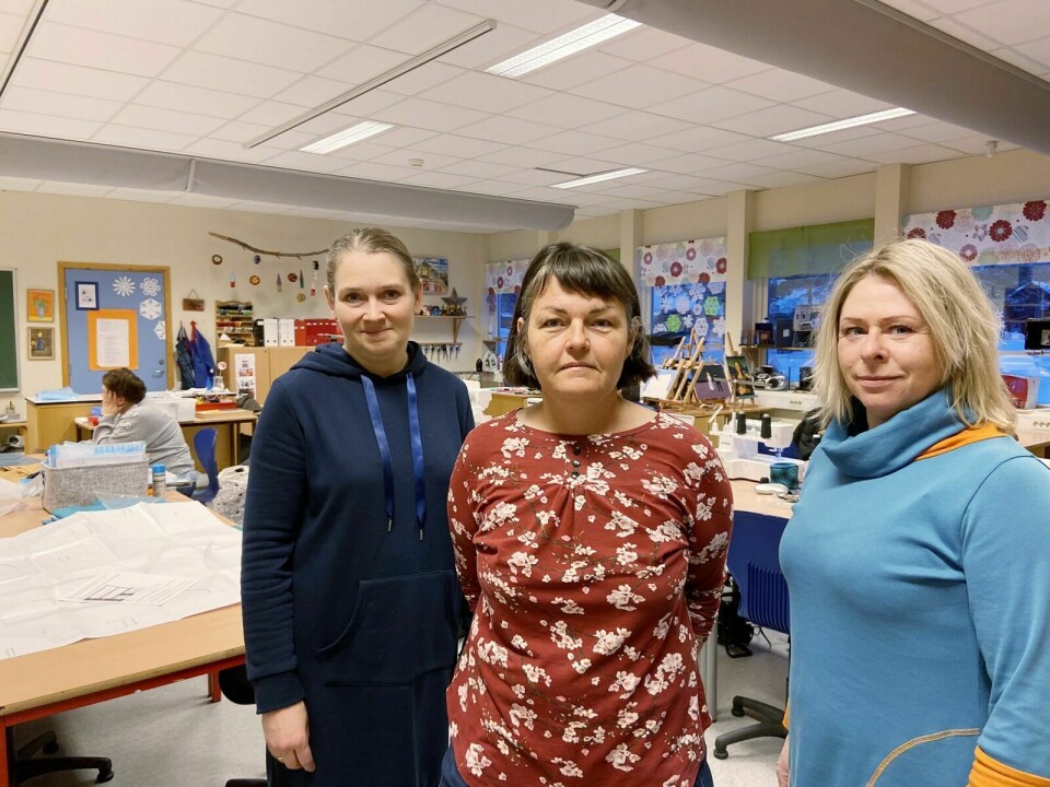 INITIATIVTAKERNE: Det er bardukvinnene Katrine Nysted, Liv Haugen og Annie Håkonsen som har tatt initiativ til sytreffet, som allerede etter to treff har blitt en møteplass. Foto: Kari Anne Skoglund
